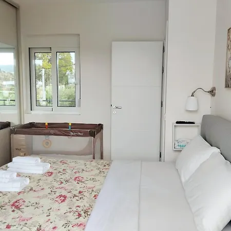 Ellie's Guesthouse, *